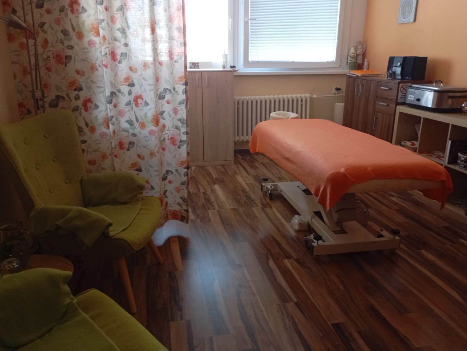 Skutočný interiér salónu Pohodička v Poprade, masážne lôžko a certifikáty